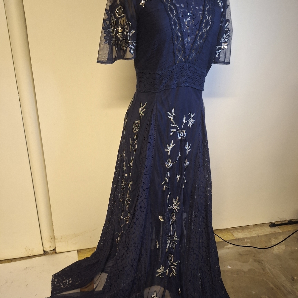Amelia Rose Floral Lace Maxi Dress in Navy Size 4